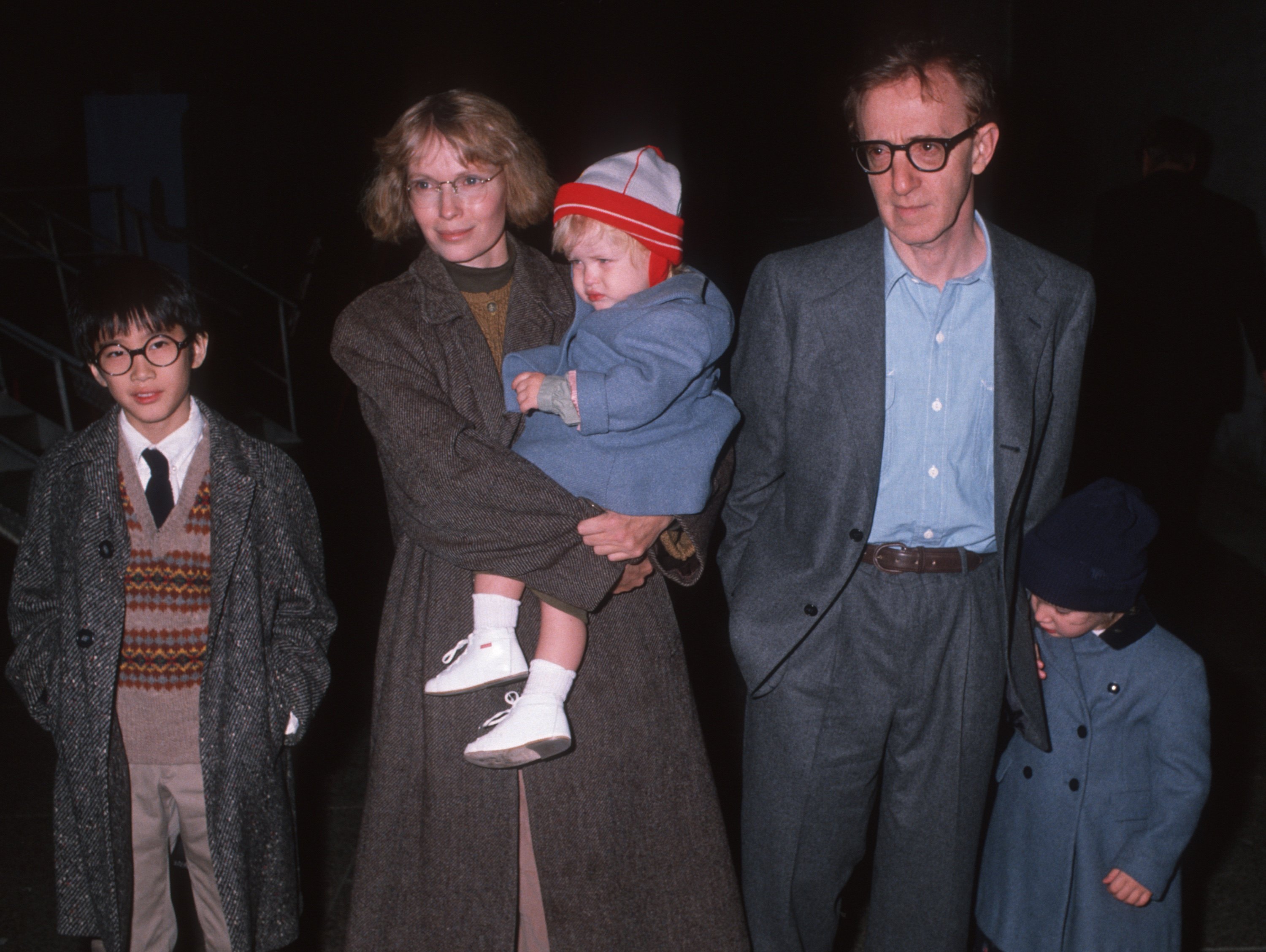Миа Фэрроу и Вуди Аллен с детьми, 1989 год Миа Фэрроу и Вуди Аллен с детьми, 1989 год