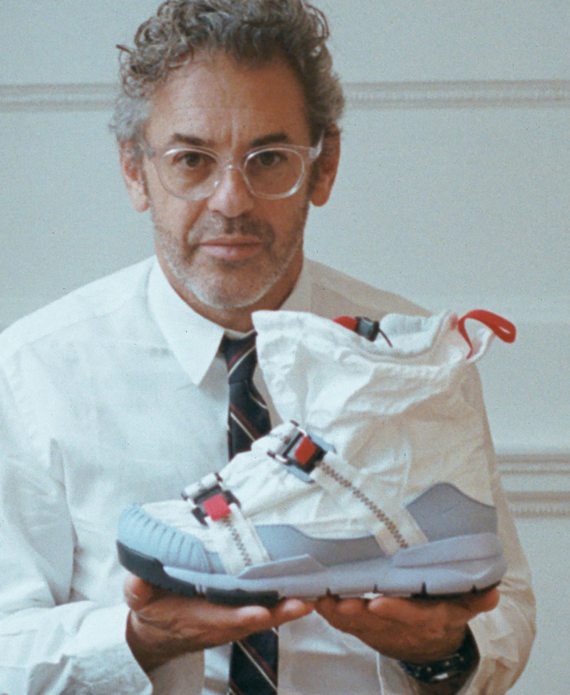 Том Сакс с кроссовком NikeCraft Mars Yard Overshoe Том Сакс с кроссовком NikeCraft Mars Yard Overshoe