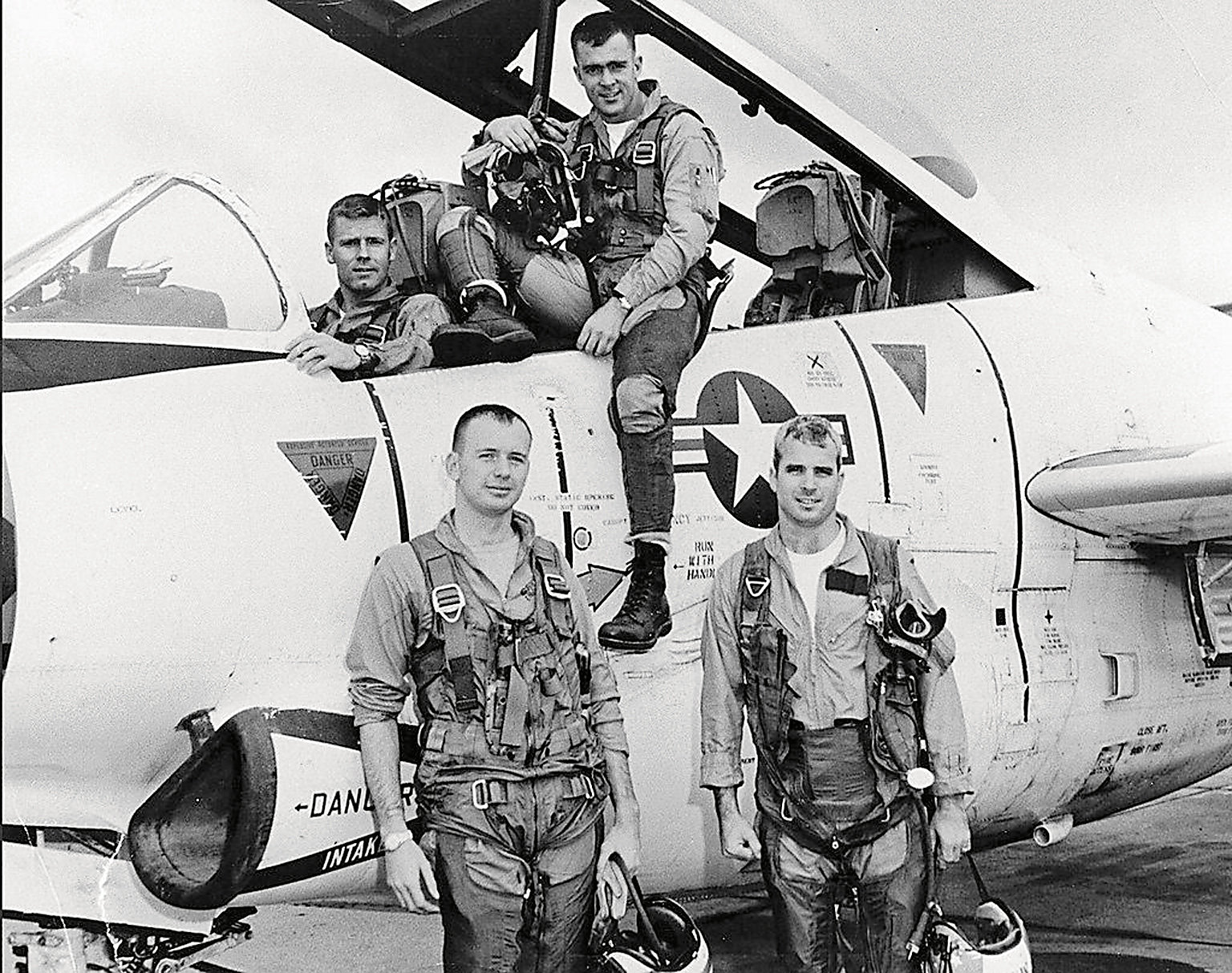 После того как в октябре 1967 года его штурмовик «Дуглас» А-4 был сбит над Северным Вьетнамом, Маккейна (справа спереди) пять с половиной лет удерживали в плену. После того как в октябре 1967 года его штурмовик «Дуглас» А-4 был сбит над Северным Вьетнамом, Маккейна (справа спереди) пять с половиной лет удерживали в плену.
