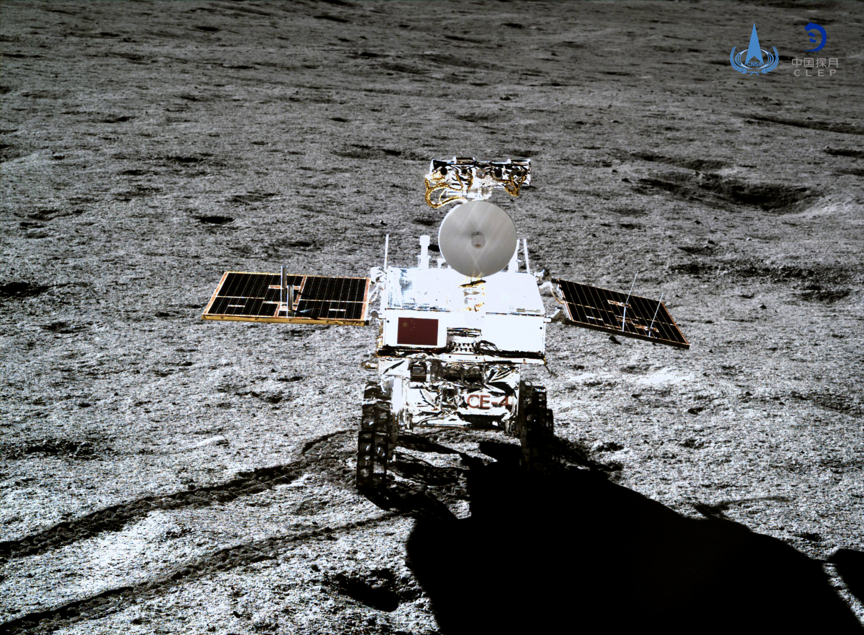 Марсоход Yutu-2, снятый посадочным аппаратом зонда Chang'e-4 на Луне, 11 января 2019. В январе Китай объявил, что миссия аппарата Chang'e-4, который должен был впервые в истории сесть на темную сторону Луны, прошла успешно. Марсоход Yutu-2, снятый посадочным аппаратом зонда Chang'e-4 на Луне, 11 января 2019. В январе Китай объявил, что миссия аппарата Chang'e-4, который должен был впервые в истории сесть на темную сторону Луны, прошла успешно.
