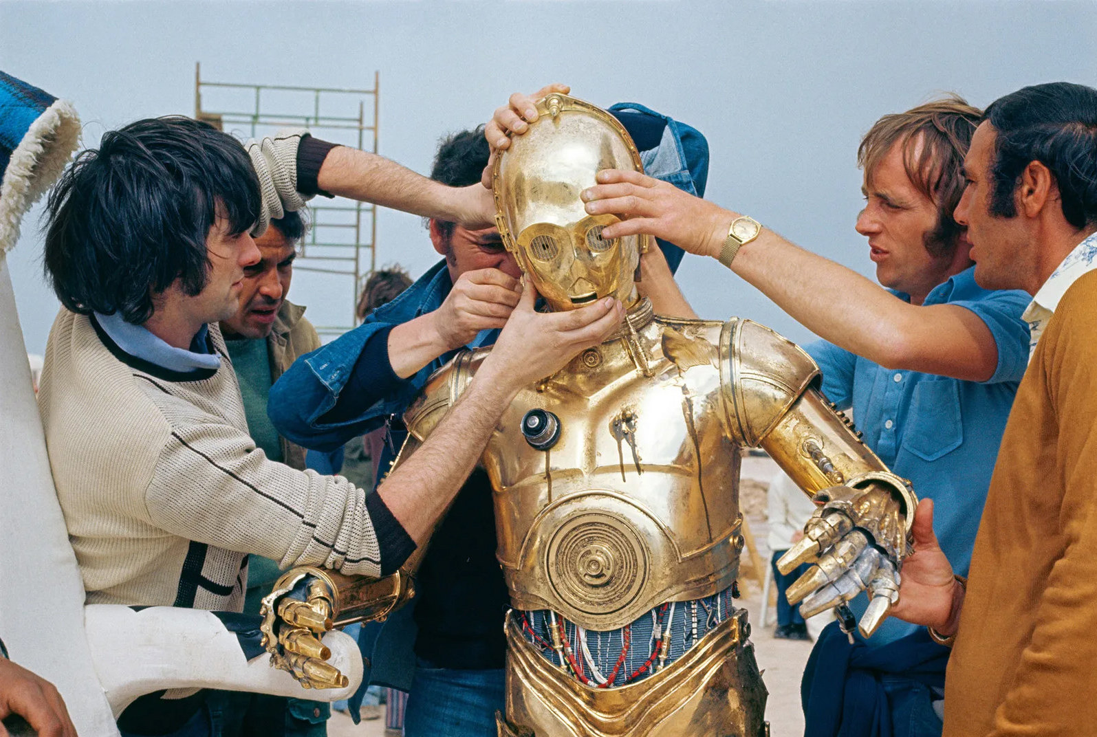 «Звездные войны» (1977): Костюм C-3PO стал испытанием для всей съемочной группы — и для актера Энтони Дэниелса. «Звездные войны» (1977): Костюм C-3PO стал испытанием для всей съемочной группы — и для актера Энтони Дэниелса.