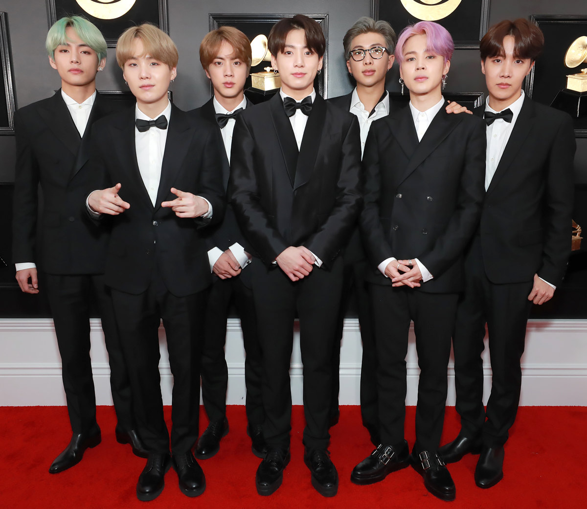 Группа BTS: RM, Джин, Мин Юнги, Джей-Хоуп, Ким Тхэ Хён, Пак Чи Мин и Чон Чонгук Группа BTS: RM, Джин, Мин Юнги, Джей-Хоуп, Ким Тхэ Хён, Пак Чи Мин и Чон Чонгук