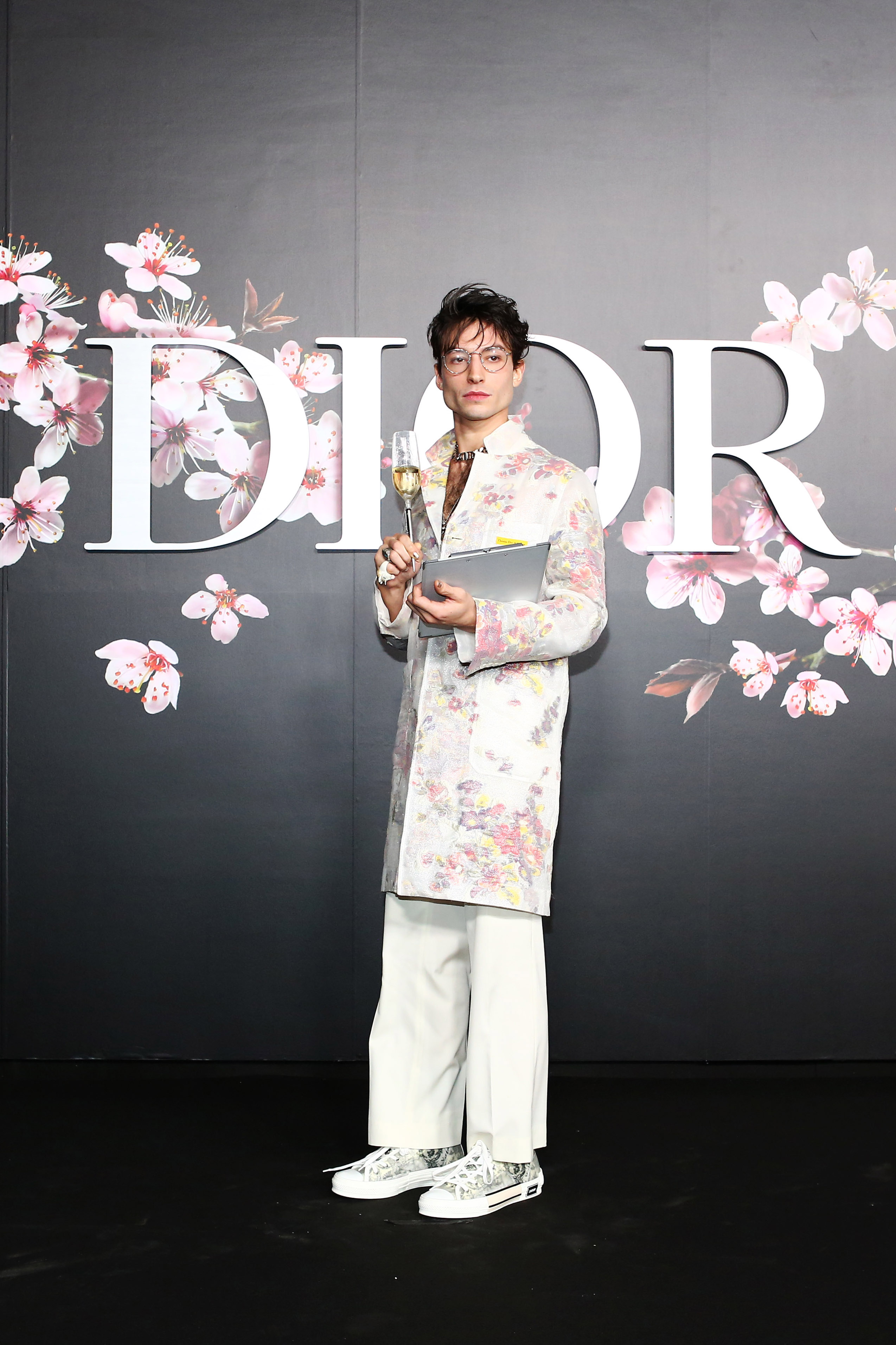 Эзра Миллер на показе Dior в Токио Эзра Миллер на показе Dior в Токио