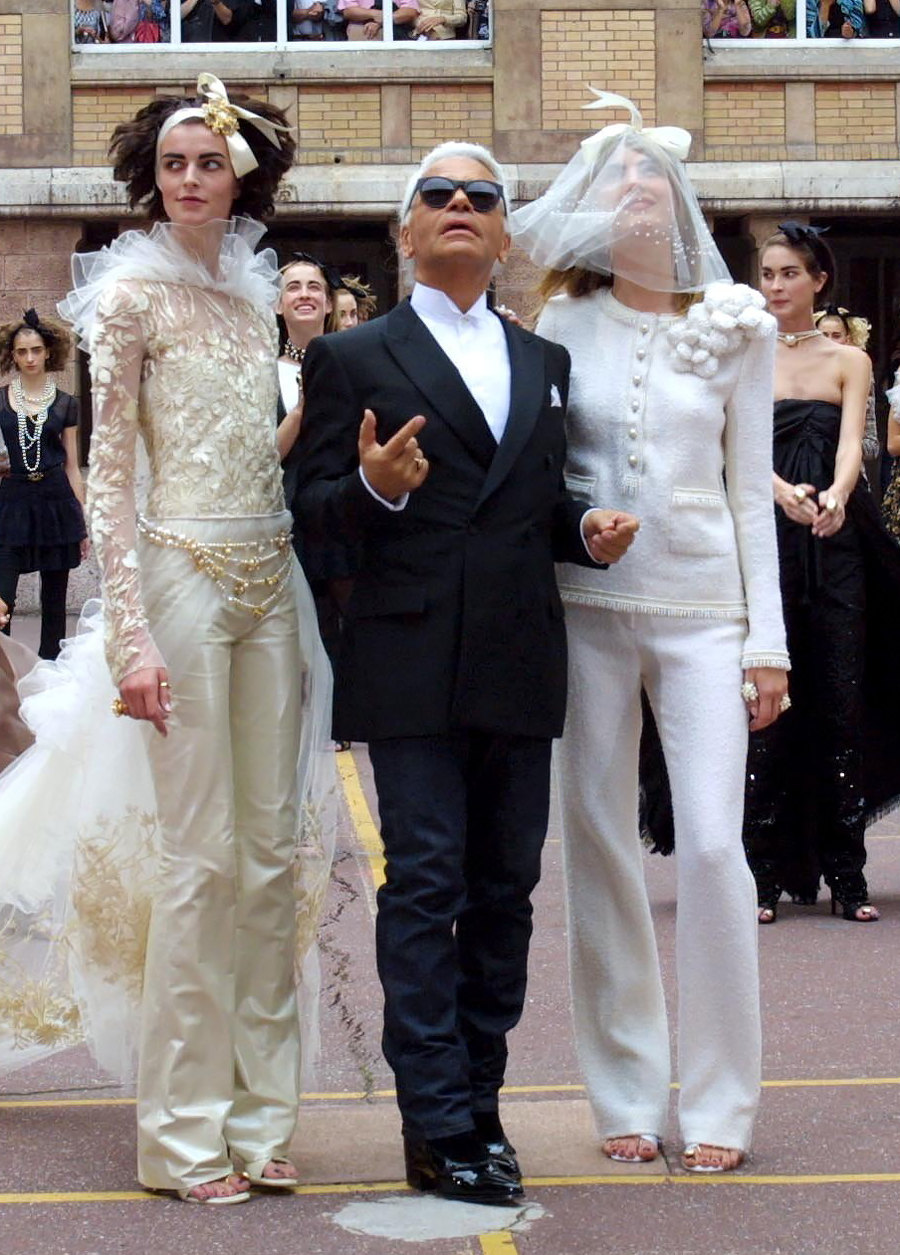 Карл Лагерфельд с моделями на показе Chanel Haute Couture осень-зима 2001 Карл Лагерфельд с моделями на показе Chanel Haute Couture осень-зима 2001